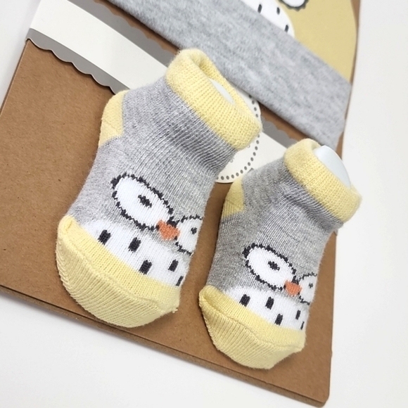 ⭐️3/ $30⭐️ Baby Essentials Baby Cap & Socks 0-6 Months Yellow Grey Animal - Picture 2 of 6